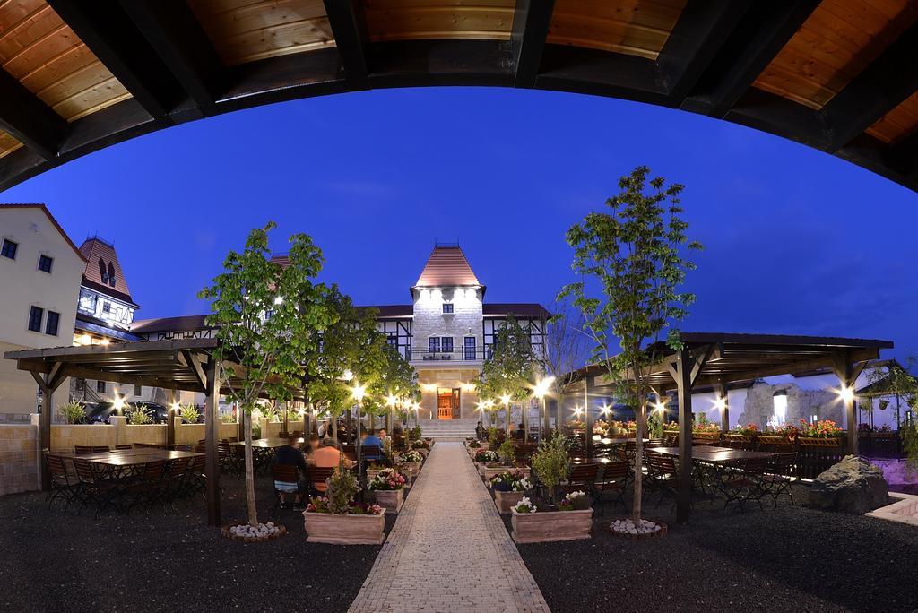 Hotel Castel Royal Mosnita Noua Exterior foto