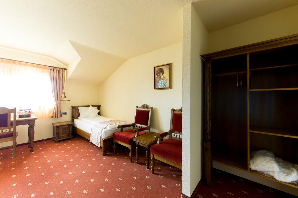 Hotel Castel Royal Mosnita Noua Exterior foto